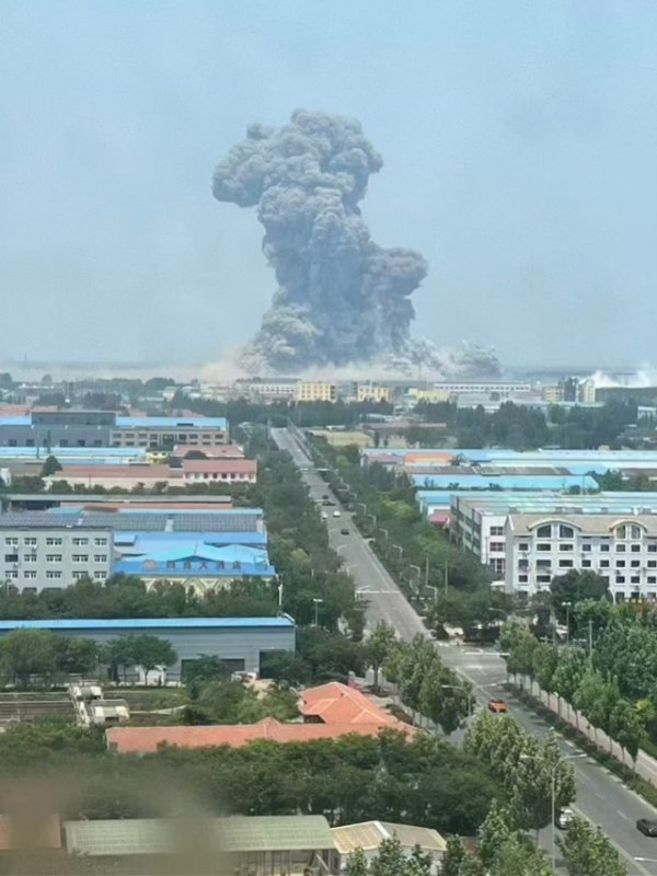 佳荣网配 高密一化工厂爆炸已致5死，仍在搜救！有人被碎玻璃割伤头部