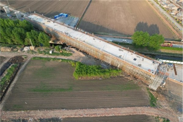 乾盘配资 哈伊高铁跨222国道特大桥最后一联连续梁合龙