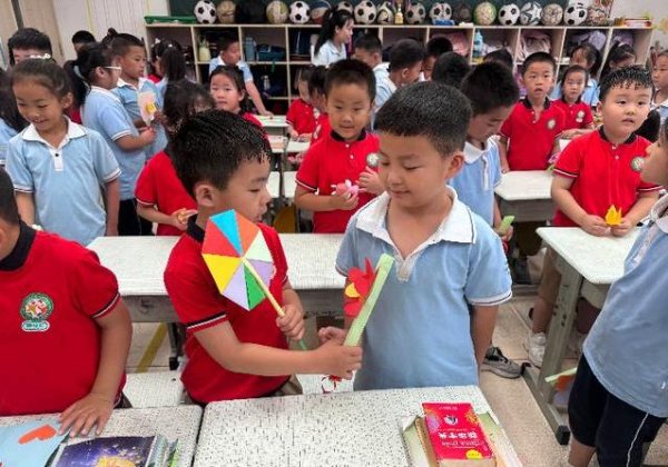 创赢策略 幼儿园娃探秘小学，操场跑圈问不停，实验室火山喷发有戏吗？